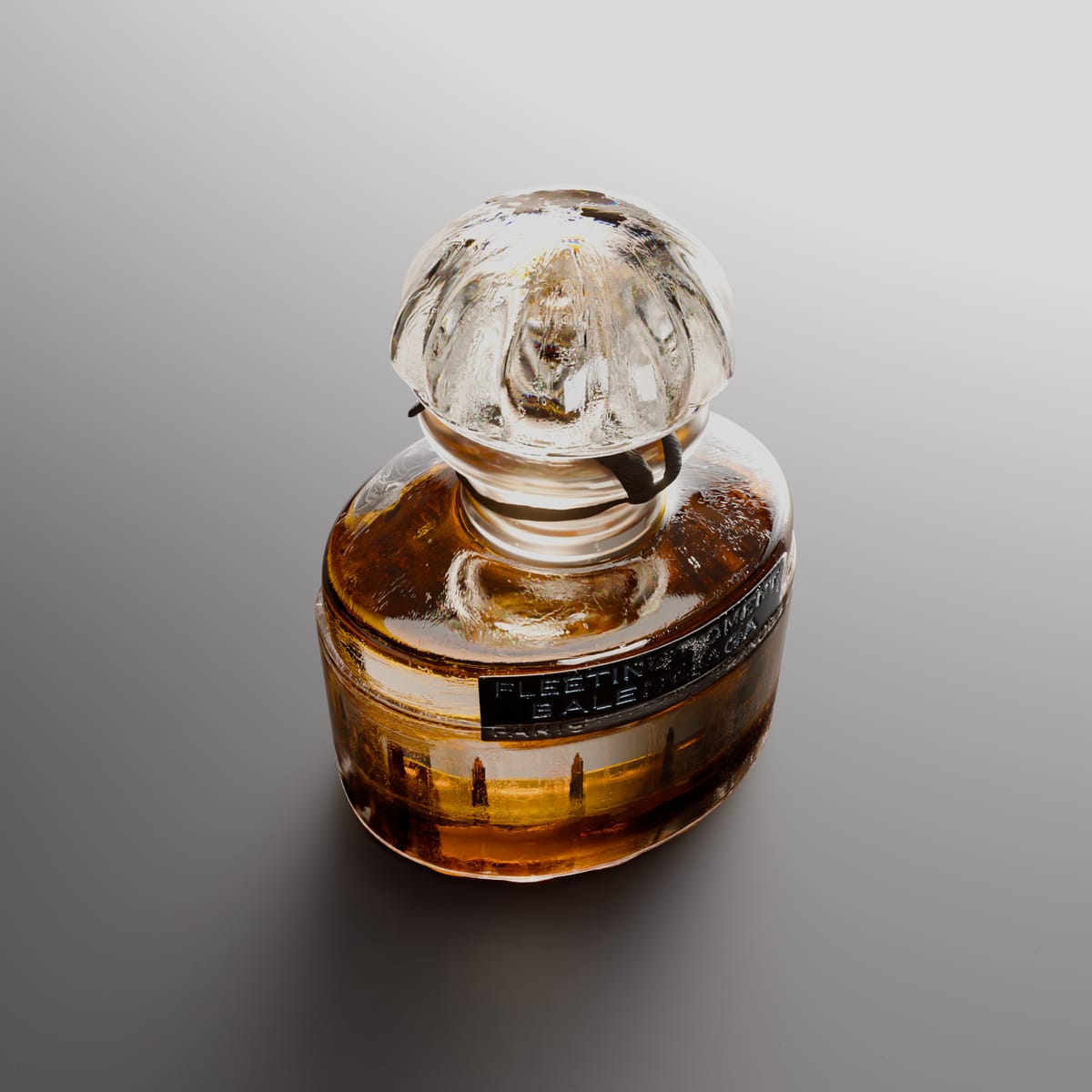 Perfume bottle seen from above, stopper and engraving, 3D scan