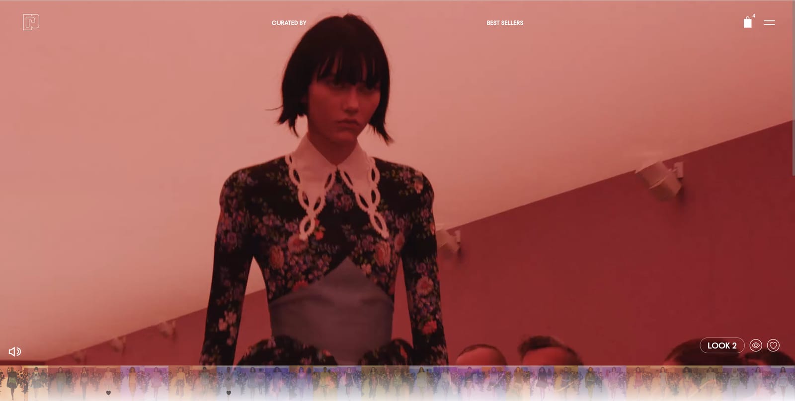 Défilé automne-hiver 2022 en plein écran dans le showroom virtuel, look 2 et timeline des silhouettes en bas