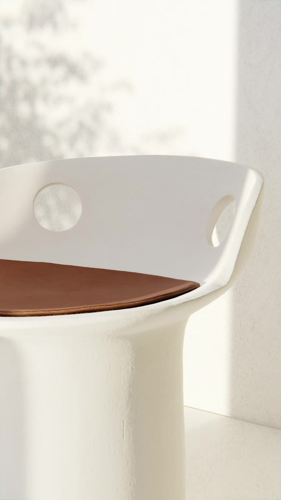 Detail of the stool's leather seat, vertical render
